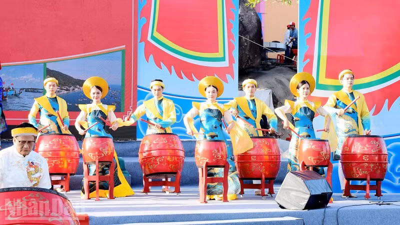 Tiết mục trống hội tại Lễ Nghinh Thần. 