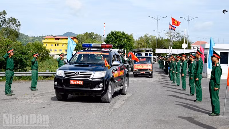 Lễ đón Đội K93 (Bộ Chỉ huy Quân sự tỉnh An Giang) và hồi hương hài cốt liệt sĩ về nước. (Ảnh: PHƯƠNG VŨ)