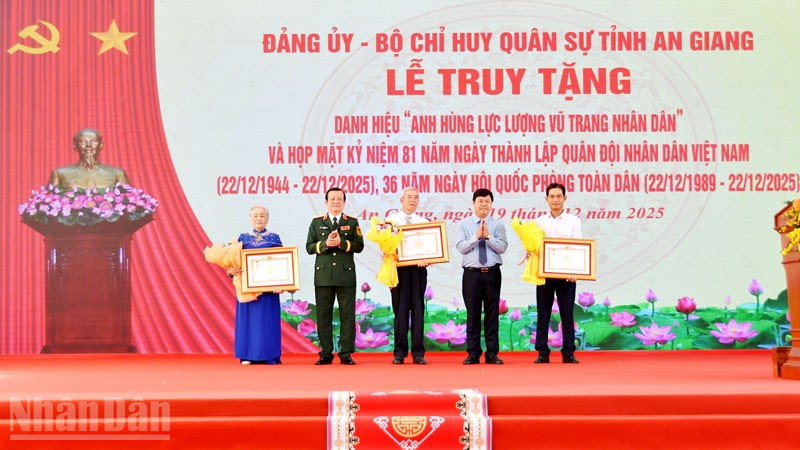 Đồng chí Nguyễn Tiến Hải, Ủy viên Trung ương Đảng, Bí thư Tỉnh ủy An Giang và Trung tướng Hồ Văn Thái, Chính ủy Quân khu 9 trao quyết định truy tặng danh hiệu Anh hùng Lực lượng vũ trang nhân dân cho gia đình Thượng tá Nguyễn Thành Kính, Thiếu tá Võ Đông Trạch và gia đình Liệt sĩ Trần Văn Tủy.