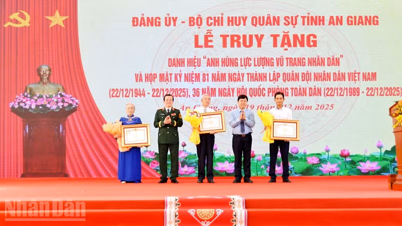 Đồng chí Nguyễn Tiến Hải, Ủy viên Trung ương Đảng, Bí thư Tỉnh ủy An Giang và Trung tướng Hồ Văn Thái, Chính ủy Quân khu 9 trao quyết định truy tặng danh hiệu Anh hùng Lực lượng vũ trang nhân dân cho gia đình Thượng tá Nguyễn Thành Kính, Thiếu tá Võ Đông Trạch và gia đình Liệt sĩ Trần Văn Tủy.