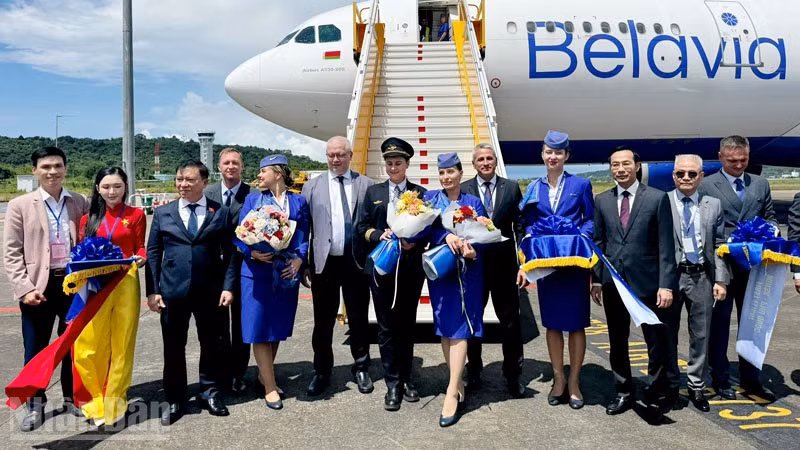 Lãnh đạo tỉnh An Giang và đại diện Hãng hàng không quốc gia Belavia (Belarusian Airlines) thực hiện nghi thức khai trương đường bay Minsk-Phú Quốc.