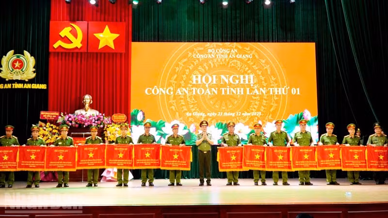 Thượng tướng Phạm Thế Tùng trao Cờ thi đua của Bộ Công an cho các đơn vị dẫn đầu các cụm thi đua trực thuộc Công an tỉnh An Giang có thành tích xuất sắc.