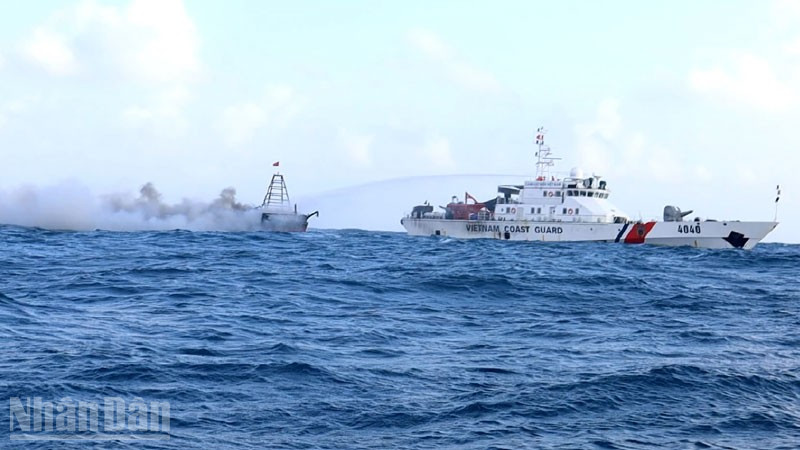 Tàu CSB 4040 nhanh chóng tiếp cận, nỗ lực triển khai các phương án chữa cháy và cứu nạn.