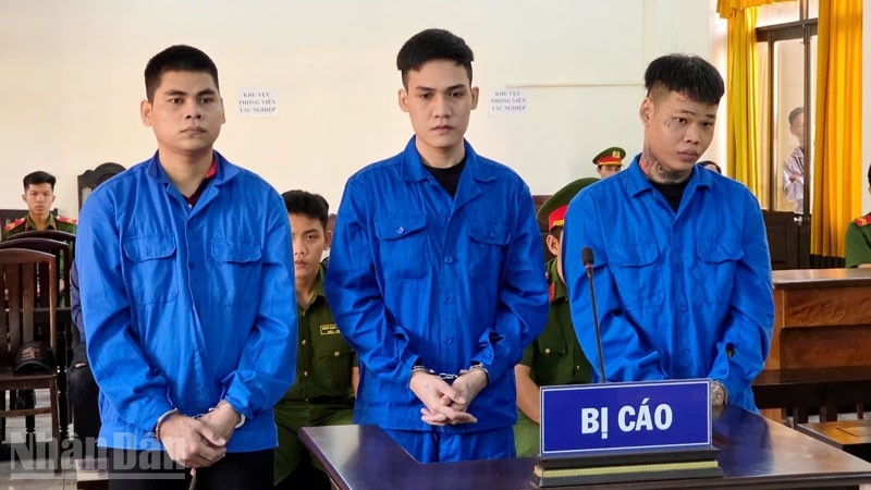 Tấn (bìa trái), Quý và Thật (bìa phải) tại phiên tòa. (Ảnh: VĂN VŨ)