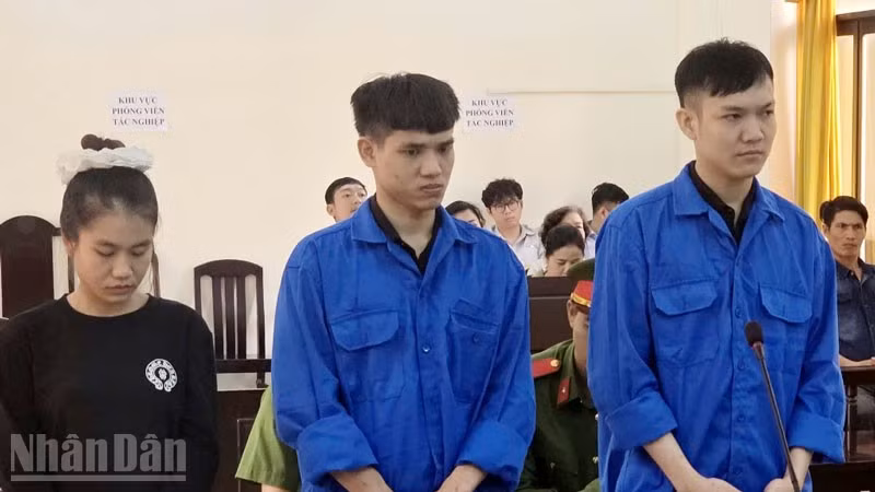 Các bị cáo: Phan Thành Thuận, Võ Minh Thành và Trần Ngọc Thảo (từ phải sang) tại phiên tòa. (Ảnh: VĂN VŨ)