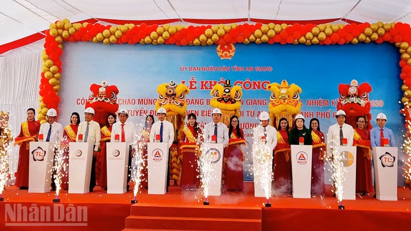 Lãnh đạo tỉnh An Giang, chính quyền địa phương có dự án, chủ đầu tư, nhà thầu thực hiện nghi thức khởi công Dự án đầu tư xây dựng công trình cầu trên tuyến đường bộ ven biển kết nối từ xã Tây Yên đến phường Rạch Giá. 