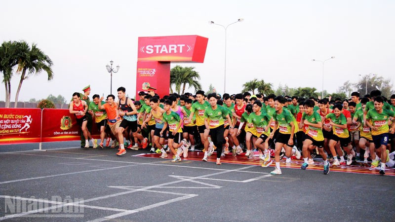 Các vận động viên xuất phát. 