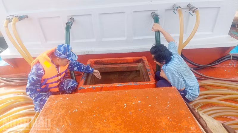 Lực lượng chức năng Cảnh sát biển kiểm tra hàng hóa vi phạm.