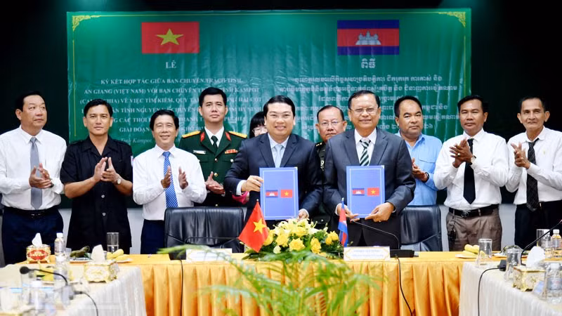 Ban Chuyên trách tỉnh An Giang ký kết biên bản phối hợp tiếp tục tìm kiếm hài cốt liệt sĩ giai đoạn 2025-2026 với Ban Chuyên trách tỉnh Kam Pốt. (Ảnh: PHƯƠNG VŨ)