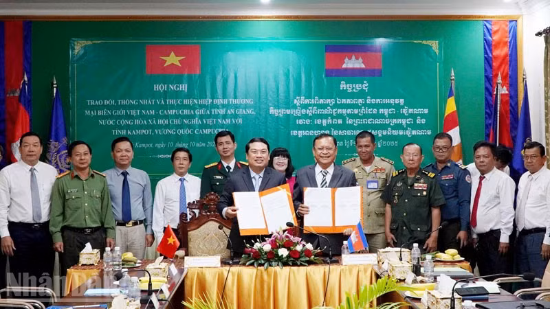 Lãnh đạo tỉnh An Giang và tỉnh Kampot ký kết biên bản về trao đổi, thống nhất và triển khai Hiệp định thương mại biên giới Việt Nam-Campuchia giữa hai tỉnh An Giang và Kampot.
