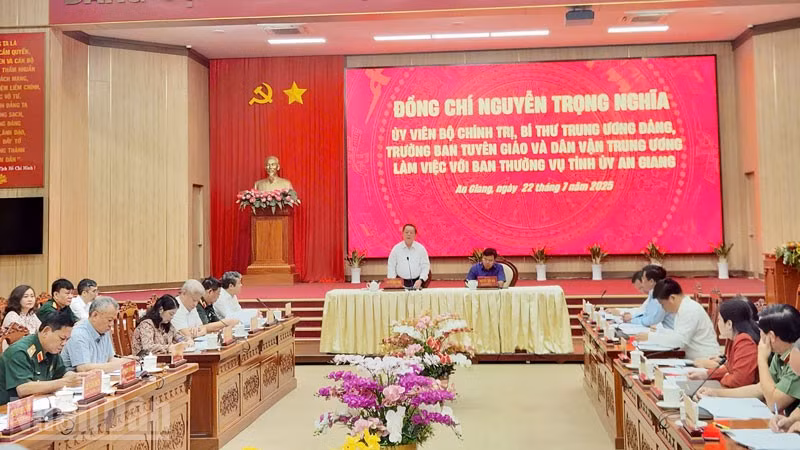 Quang cảnh buổi làm việc.