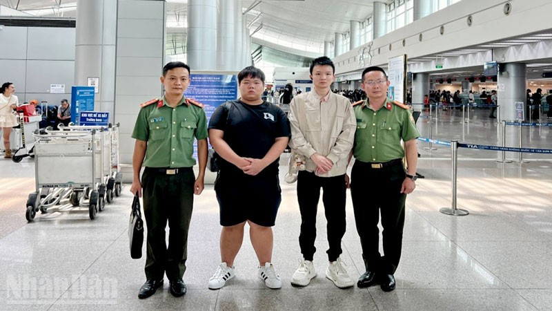 Lực lượng Công an tỉnh An Giang đã đưa hai công dân Trung Quốc có hành vi nhập cảnh trái phép vào Việt Nam đến Cảng hàng không quốc tế Tân Sơn Nhất để thực hiện thủ tục trục xuất về nước.