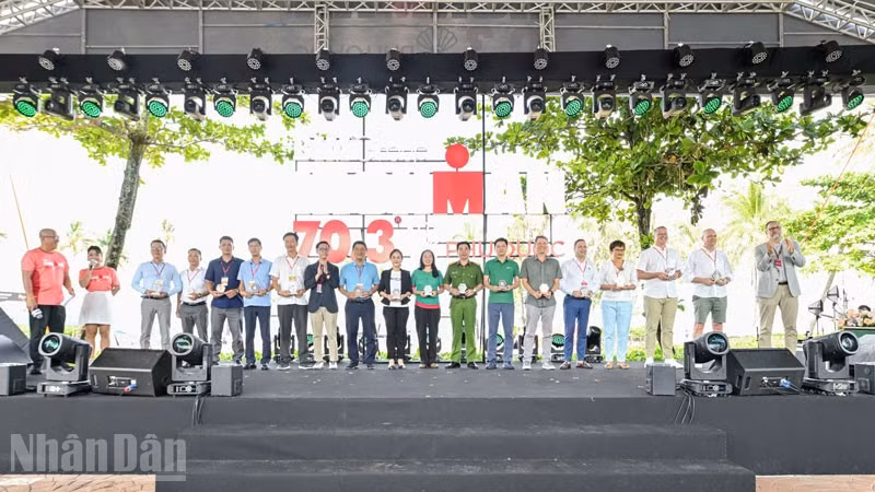 Ban tổ chức tặng quà lưu niệm cho các đơn vị tham gia Tuần lễ BIM Group IRONMAN 70.3 Phú Quốc 2025.