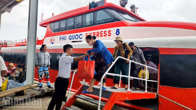 Hành khách đi tàu cao tốc Phú Quốc Express đến Phú Quốc.