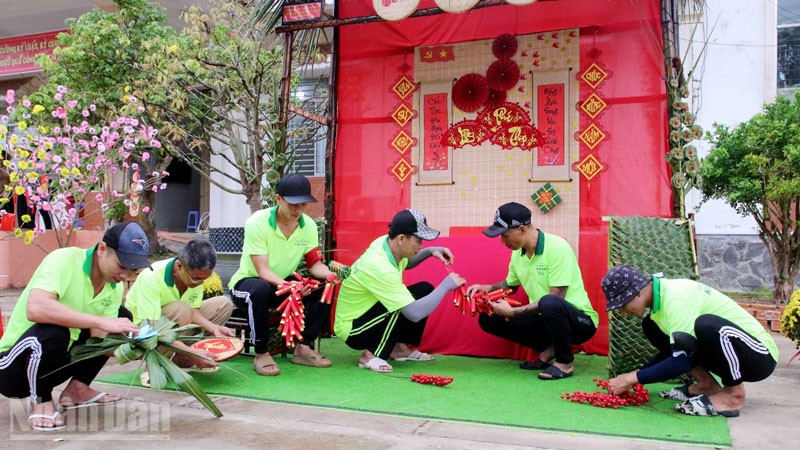 Tiểu cảnh Xuân mang đậm tính truyền thống Tết cổ truyền được các học viên thực hiện.