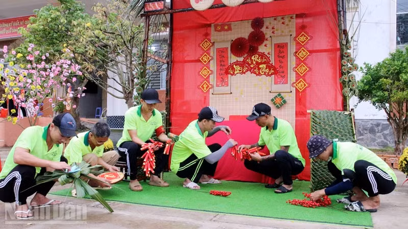 Tiểu cảnh Xuân mang đậm tính truyền thống Tết cổ truyền được các học viên thực hiện.