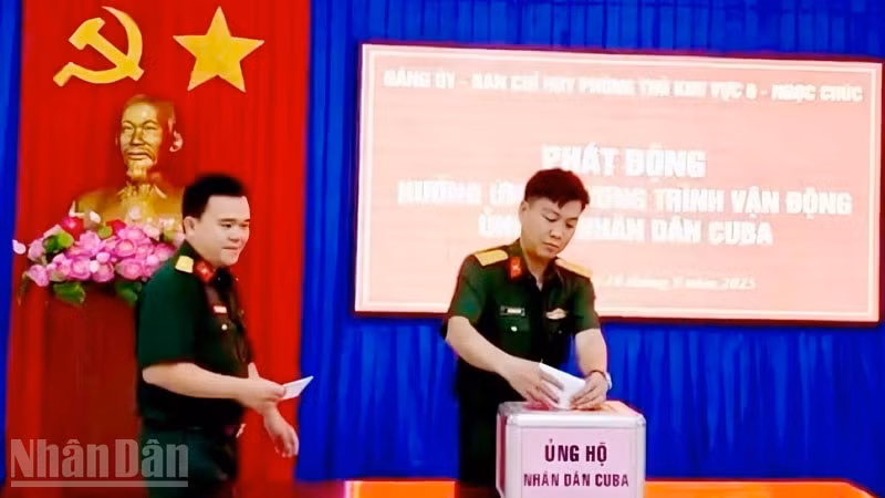 Cán bộ, chiến sĩ Ban Chỉ huy Phòng thủ khu vực 6-Ngọc Chúc quyên góp ủng hộ nhân dân Cuba. (Ảnh: PHƯƠNG VŨ)