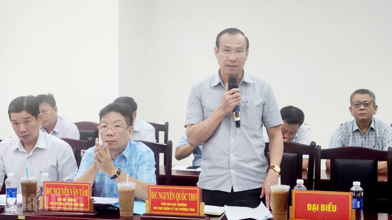 Ông Nguyễn Quốc Thơ, Phó Chi cục trưởng Chi cục Quản lý thị trường tỉnh An Giang phát biểu tại giao ban báo chí định kỳ tháng 11/2025, do tỉnh An Giang tổ chức. 