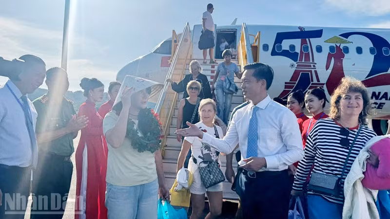 Lãnh đạo đặc khu Phú Quốc chào mừng du khách Nga trở lại Phú Quốc.