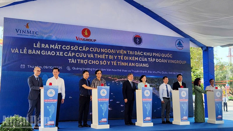 Đại biểu thực hiện nghi thức ra mắt Cơ sở Cấp cứu ngoại viện chuẩn quốc tế đầu tiên tại Việt Nam ở Phú Quốc.