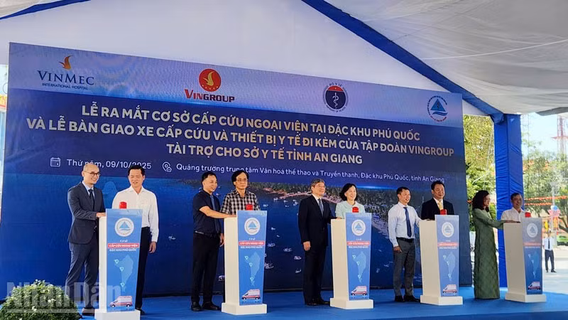 Đại biểu thực hiện nghi thức ra mắt Cơ sở Cấp cứu ngoại viện chuẩn quốc tế đầu tiên tại Việt Nam ở Phú Quốc.