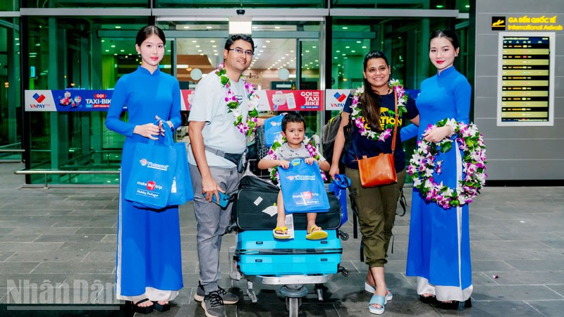 Gia đình du khách Ấn Độ được chào đón ở Phú Quốc.