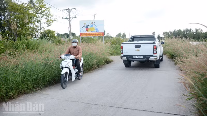 Lộ giao thông trên địa bàn xã Hòa Điền.