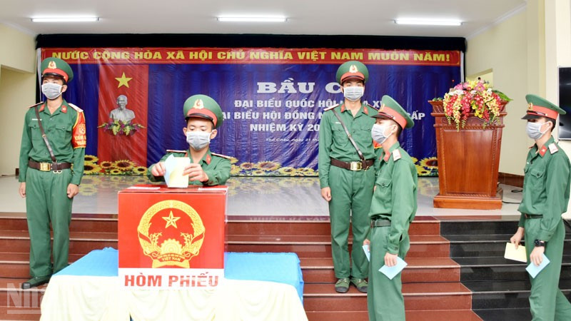 Lực lượng vũ trang trên địa bàn xã đảo Thổ Châu, thành phố Phú Quốc (nay là đặc khu Thổ Châu) bầu đại biểu Quốc hội khóa XV và đại biểu Hội đồng nhân dân các cấp nhiệm kỳ 2021-2026, sáng 21/5/2021. (Ảnh minh họa)