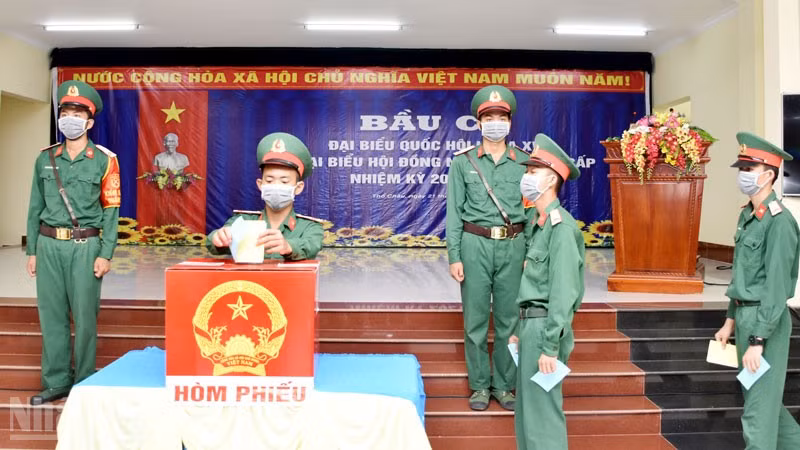 Lực lượng vũ trang trên địa bàn xã đảo Thổ Châu, thành phố Phú Quốc (nay là đặc khu Thổ Châu) bầu đại biểu Quốc hội khóa XV và đại biểu Hội đồng nhân dân các cấp nhiệm kỳ 2021-2026, sáng 21/5/2021. (Ảnh minh họa)