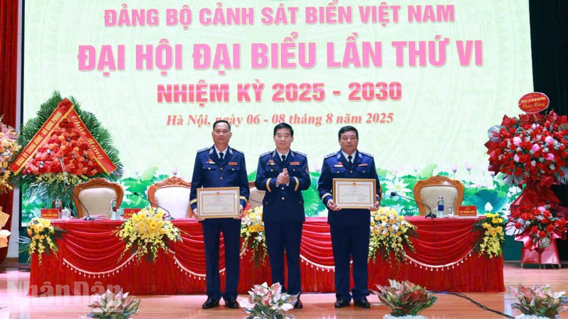 Trung tướng Bùi Quốc Oai, Chính ủy Cảnh sát biển Việt Nam tặng bằng khen cho Bộ Tư lệnh Vùng Cảnh sát biển 4, ngay tại Đại hội đại biểu Đảng bộ Cảnh sát biển Việt Nam lần thứ VI.