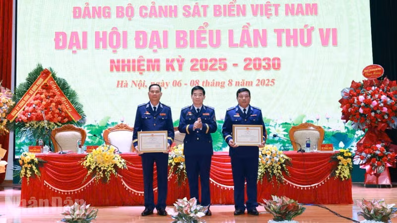 Trung tướng Bùi Quốc Oai, Chính ủy Cảnh sát biển Việt Nam tặng bằng khen cho Bộ Tư lệnh Vùng Cảnh sát biển 4, ngay tại Đại hội đại biểu Đảng bộ Cảnh sát biển Việt Nam lần thứ VI.