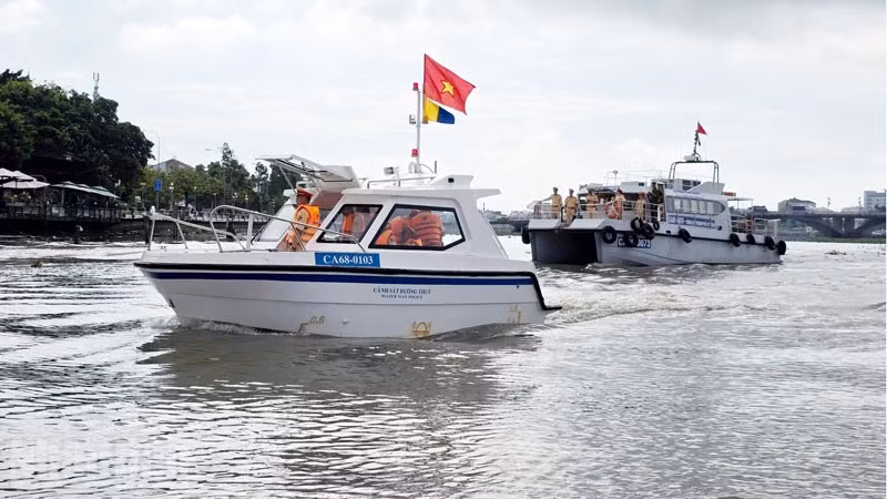 Lực lượng Cảnh sát giao thông ra quân trên các tuyến sông kiểm soát các phương tiện có gắn thiết bị bơm, hút và vận chuyển cát, sỏi trên địa bàn toàn tỉnh. (Ảnh: VĂN VŨ).