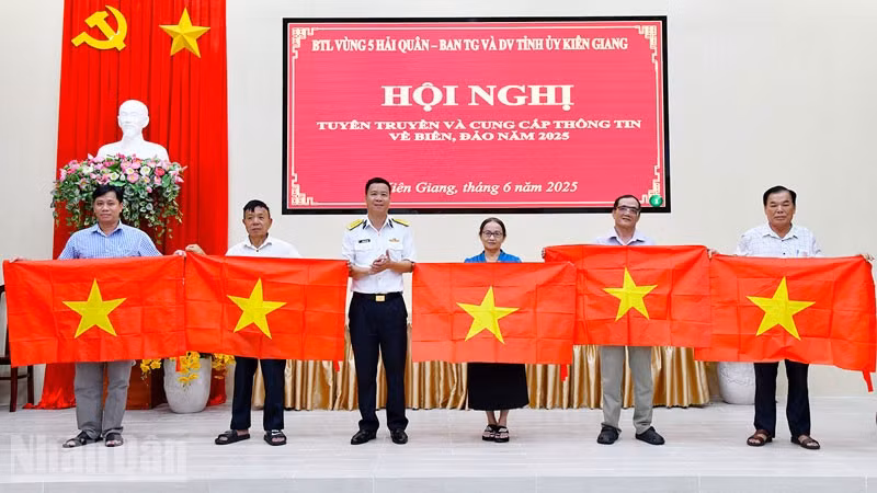 Đại tá Tăng Ngọc Thạch, Phó Chủ nhiệm Chính trị Bộ Tư lệnh Vùng 5 Hải quân tặng cờ Tổ quốc cho các đại biểu.