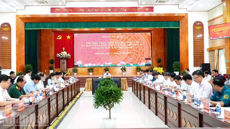 Quang cảnh cuộc họp.