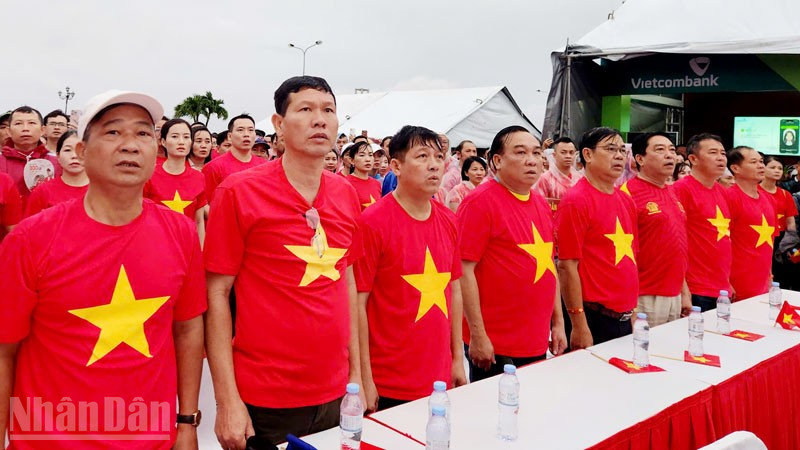 Hơn 5.000 người tập trung tại quảng trường Trần Quang Khải, phường Rạch Giá theo dõi Lễ thượng cờ Tổ quốc, đồng loạt hát Quốc ca cùng tiến bước vì một Việt Nam đoàn kết, hùng cường và bền vững.
