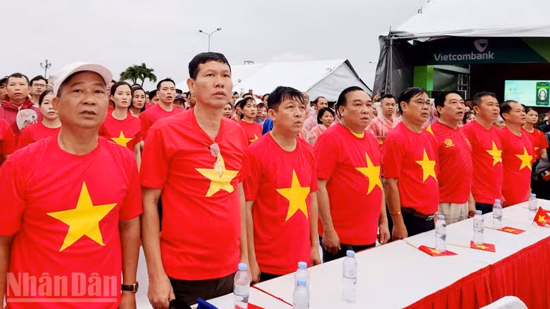 Hơn 5.000 người tập trung tại quảng trường Trần Quang Khải, phường Rạch Giá theo dõi Lễ thượng cờ Tổ quốc, đồng loạt hát Quốc ca cùng tiến bước vì một Việt Nam đoàn kết, hùng cường và bền vững.