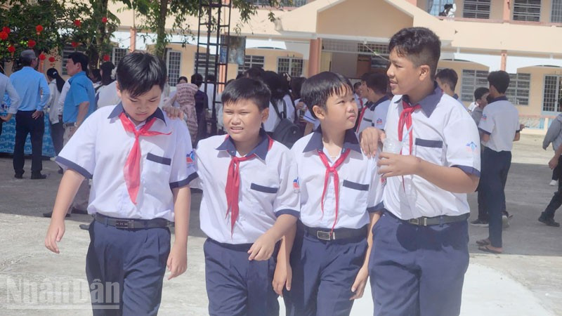 Học sinh Trường Trung học cơ sở Ngô Quyền, phường Rạch Giá, tỉnh An Giang trong ngày khai giảng năm học mới.