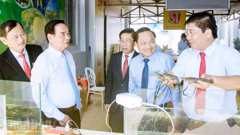 Đại tướng Lê Hồng Anh, nguyên Ủy viên Bộ Chính trị, nguyên Thường trực Ban Bí thư Trung ương Đảng, nguyên Bộ trưởng Công an về dự Đại hội đại biểu Đảng bộ xã Vĩnh Bình.