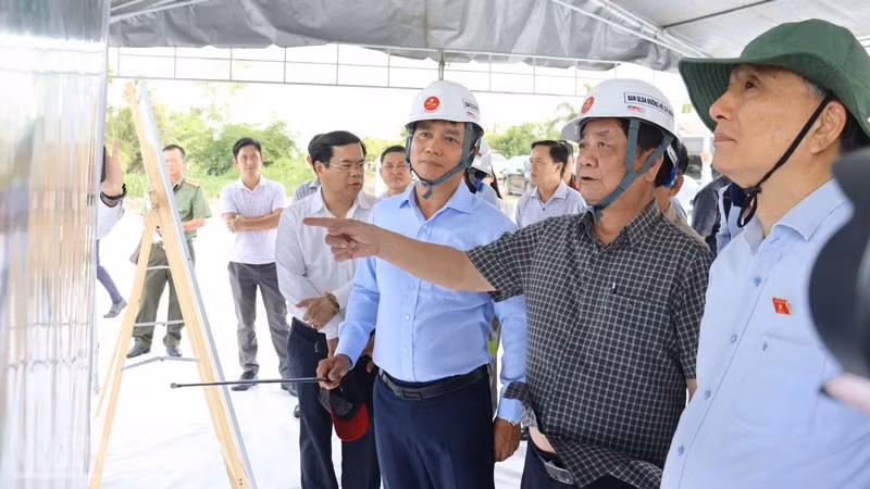 Phó Chủ tịch Quốc hội Lê Minh Hoan khảo sát thực tế tuyến Rạch Sỏi-Bến Nhứt, Gò Quao-Vĩnh Thuận. 