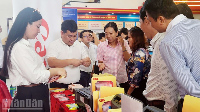 Đại biểu tham quan khu in ảnh công nghệ số do Công ty Cổ phần đầu tư Lê Bảo Minh-Canon tổ chức.