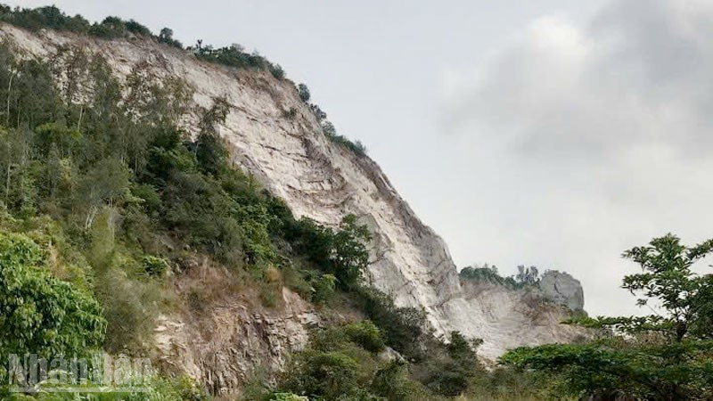 Mỏ đá núi Bà Đội.