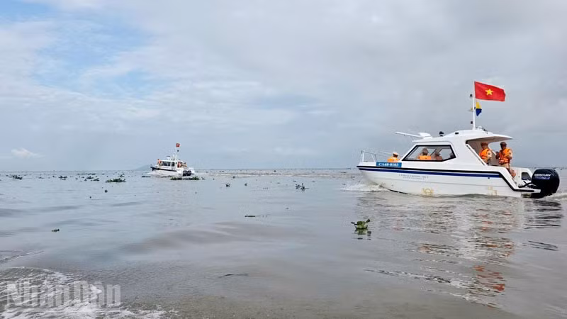 Lực lượng Cảnh sát giao thông ra quân tuần tra bảo đảm an toàn giao thông trên các tuyến sông; kiểm soát các phương tiện có gắn thiết bị bơm, hút và vận chuyển cát, sỏi trên địa bàn toàn tỉnh. (Ảnh: VĂN VŨ).