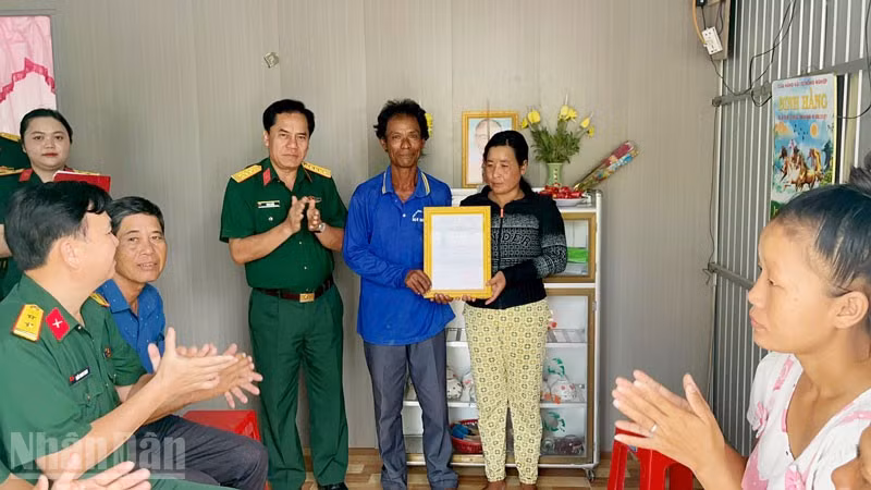 Bộ Chỉ huy quân sự tỉnh An Giang bàn giao nhà cho ông Danh Rên, ngụ ấp Hòn Me, xã Hòn Đất. (Ảnh: PHƯƠNG VŨ)