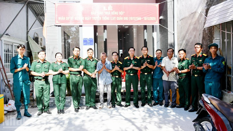 Bộ Chỉ huy quân sự tỉnh An Giang bàn giao nhà cho gia đình thiếu tá Định Quốc Kiệt, xã Long Thạnh.