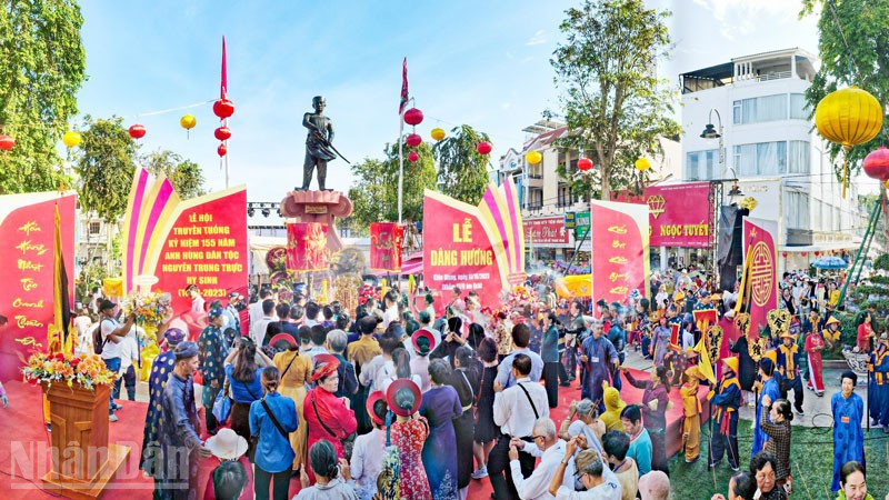 Đông đảo người dân về dâng hương tại Lễ hội Đình thần Nguyễn Trung Trực.