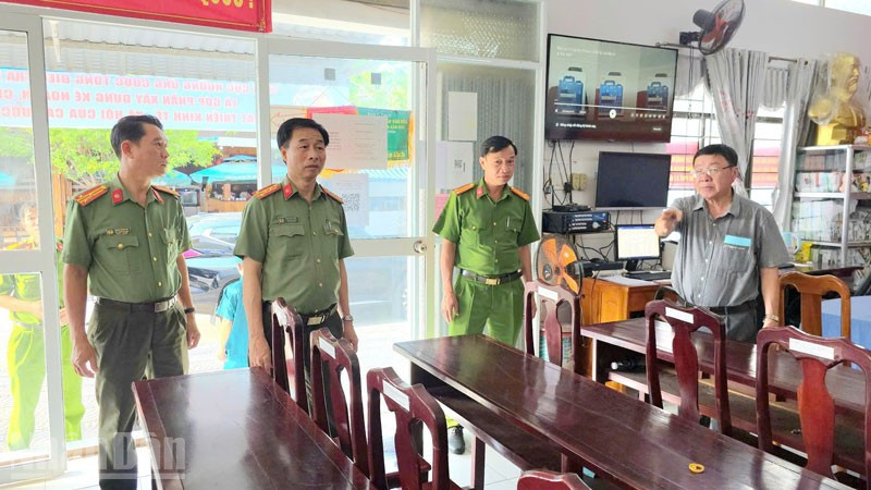 Đại tá Đào Hải Đăng, Phó Giám đốc Công an tỉnh An Giang (thứ 2 từ trái sang) kiểm tra công tác bảo đảm an ninh trật tự tại điểm bầu cử số 68 phường Rạch Giá.