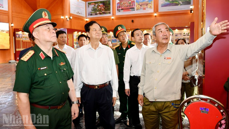 Đồng chí Nguyễn Tấn Dũng, nguyên Ủy viên Bộ Chính trị, nguyên Thủ tướng Chính phủ và Đại tướng Nguyễn Trọng Nghĩa tham quan Đền tưởng niệm Anh hùng liệt sĩ và người có công. (Ảnh: PHƯƠNG VŨ).