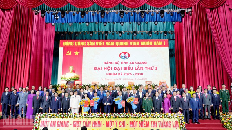 Ban Chấp hành Đảng bộ tỉnh An Giang lần thứ I, nhiệm kỳ 2025-2030 ra mắt Đại hội. (Ảnh: Ban tổ chức Đại hội cung cấp).