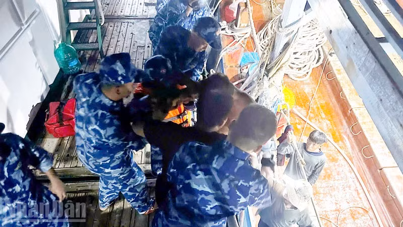 Cán bộ, chiến sĩ Tàu CSB 6003 đưa ngư dân bị nạn sang Tàu CSB 6003 để tổ chức sơ cứu ban đầu.