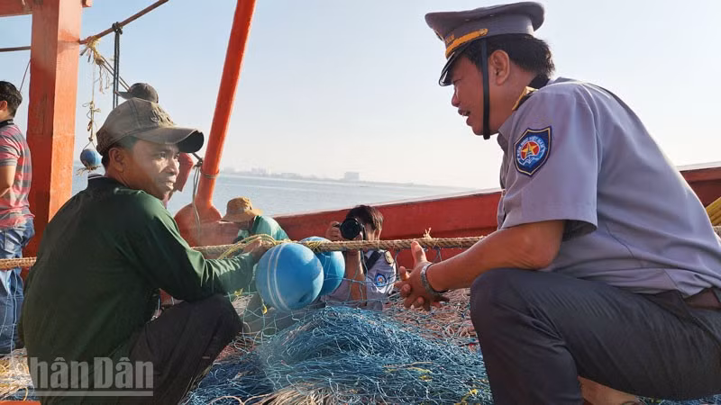 Lực lượng Kiểm ngư An Giang tuyên truyền về chống khai thác IUU cho ngư phủ và chủ tàu cá. 